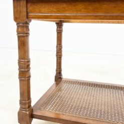 Riešutmedžio staliukas stikliniu stalviršiumi ir ratano lentynėle 53x69x53 cm