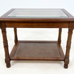 Riešutmedžio staliukas stikliniu stalviršiumi ir ratano lentynėle 53x69x53 cm