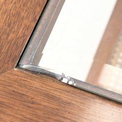 Riešutmedžio staliukas stikliniu stalviršiumi ir ratano lentynėle 53x69x53 cm