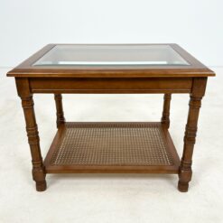 Riešutmedžio staliukas stikliniu stalviršiumi ir ratano lentynėle 53x69x53 cm