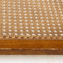 Riešutmedžio staliukas stikliniu stalviršiumi ir ratano lentynėle 53x69x53 cm