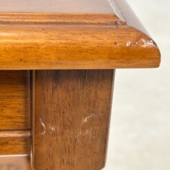 Riešutmedžio staliukas stikliniu stalviršiumi ir ratano lentynėle 53x69x53 cm