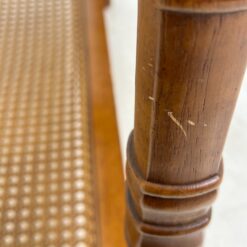 Riešutmedžio staliukas stikliniu stalviršiumi ir ratano lentynėle 53x69x53 cm