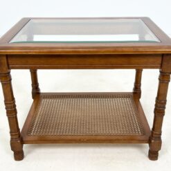 Riešutmedžio staliukas stikliniu stalviršiumi ir ratano lentynėle 53x69x53 cm