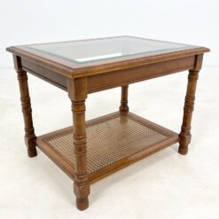 Riešutmedžio staliukas stikliniu stalviršiumi ir ratano lentynėle 53x69x53 cm