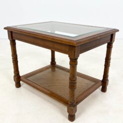 Riešutmedžio staliukas stikliniu stalviršiumi ir ratano lentynėle 53x69x53 cm