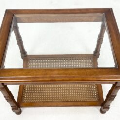 Riešutmedžio staliukas stikliniu stalviršiumi ir ratano lentynėle 53x69x53 cm