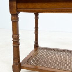 Riešutmedžio staliukas stikliniu stalviršiumi ir ratano lentynėle 53x69x53 cm