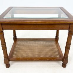 Riešutmedžio staliukas stikliniu stalviršiumi ir ratano lentynėle 53x69x53 cm