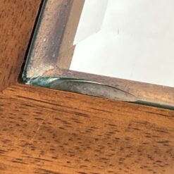 Riešutmedžio staliukas stikliniu stalviršiumi ir ratano lentynėle 53x69x53 cm