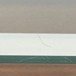 Riešutmedžio staliukas stikliniu stalviršiumi ir ratano lentynėle 53x69x53 cm