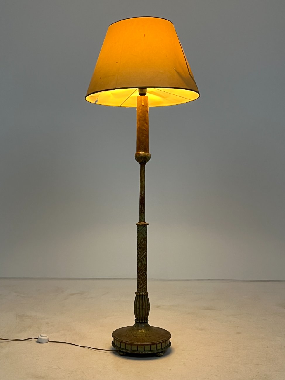 DR0374-pastatomi-sviestuvai-7 Pastatomas metalinis toršeras popieriniu gaubtu 50,5×50,5×141 cm