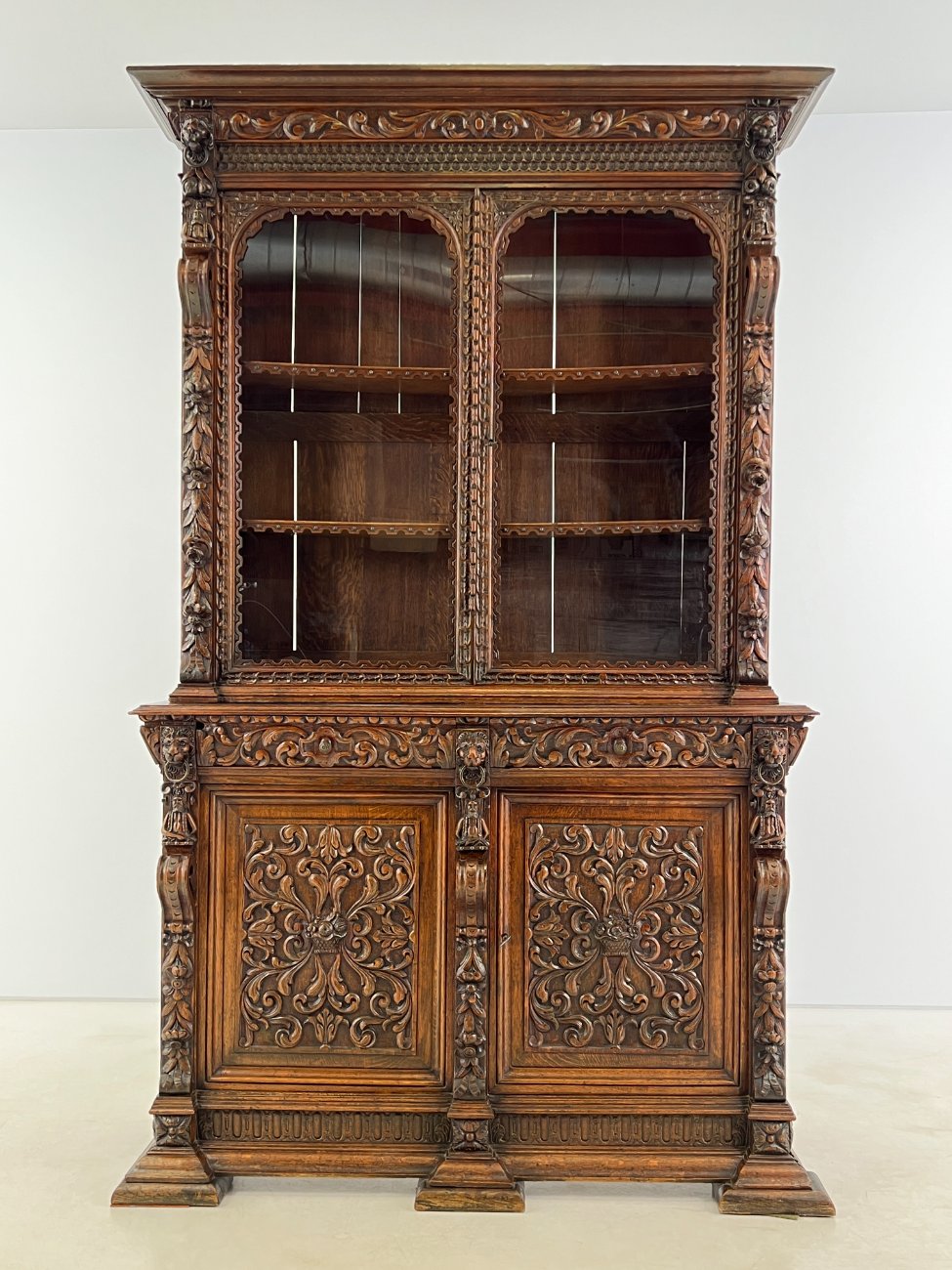 DR0375-bufetai-1 Senovinis ąžuolinis augalų motyvais drožinėtas dviejų dalių bufetas 53x152x242 cm