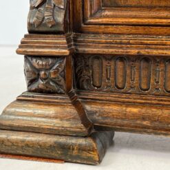 Senovinis ąžuolinis augalų motyvais drožinėtas dviejų dalių bufetas 53x152x242 cm