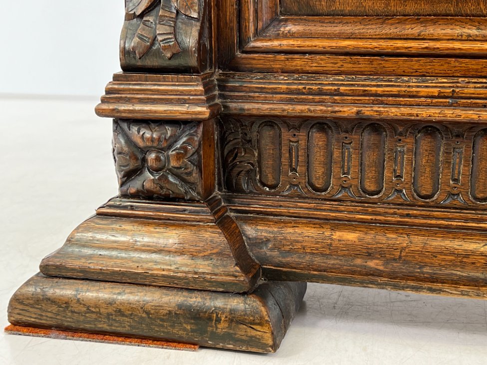 DR0375-bufetai-10 Senovinis ąžuolinis augalų motyvais drožinėtas dviejų dalių bufetas 53x152x242 cm