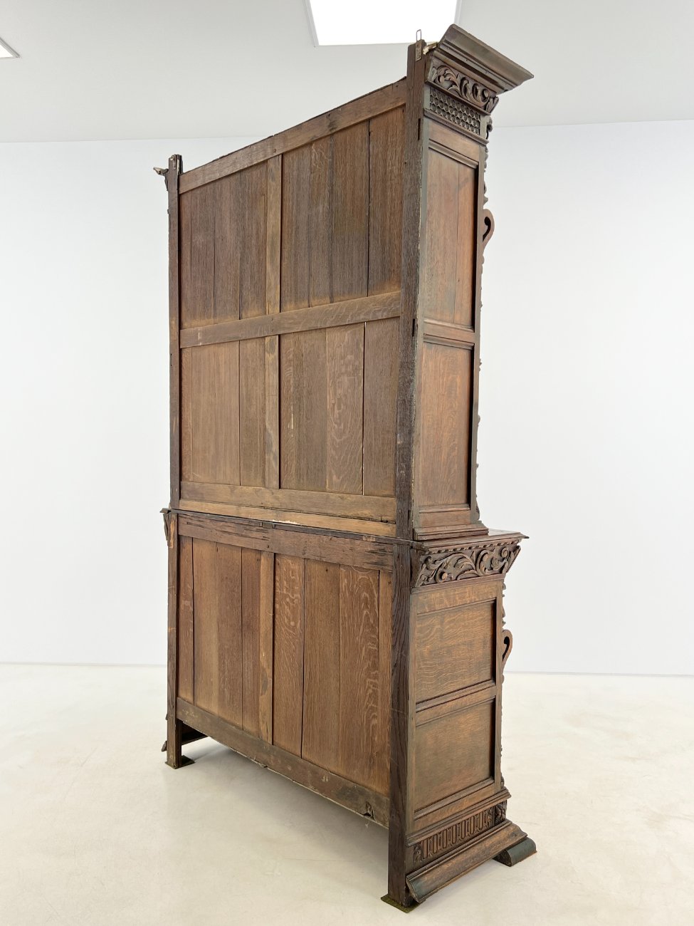 DR0375-bufetai-12 Senovinis ąžuolinis augalų motyvais drožinėtas dviejų dalių bufetas 53x152x242 cm