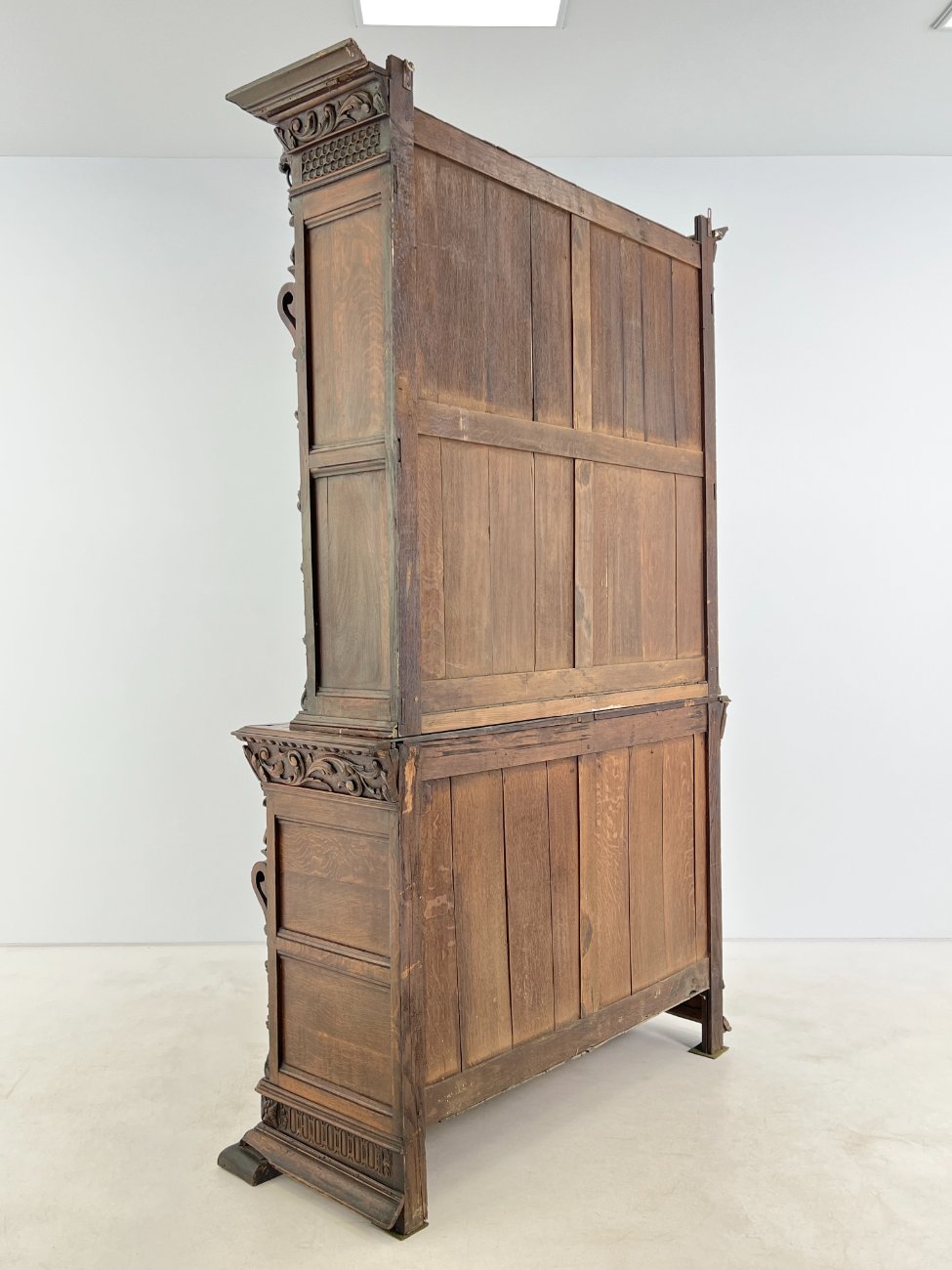 DR0375-bufetai-13 Senovinis ąžuolinis augalų motyvais drožinėtas dviejų dalių bufetas 53x152x242 cm