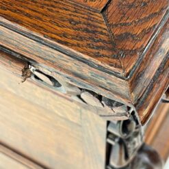 Senovinis ąžuolinis augalų motyvais drožinėtas dviejų dalių bufetas 53x152x242 cm