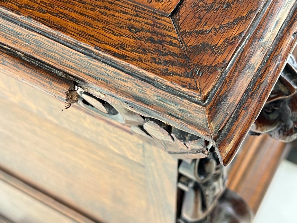 DR0375-bufetai-14 Senovinis ąžuolinis augalų motyvais drožinėtas dviejų dalių bufetas 53x152x242 cm