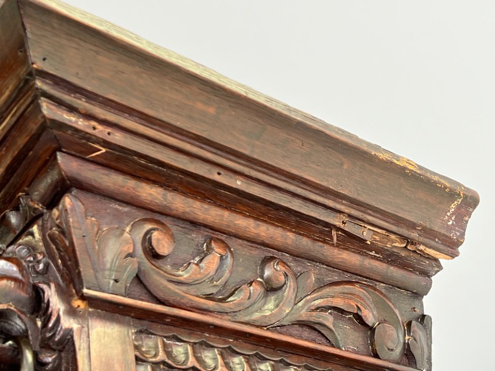 DR0375-bufetai-15 Senovinis ąžuolinis augalų motyvais drožinėtas dviejų dalių bufetas 53x152x242 cm