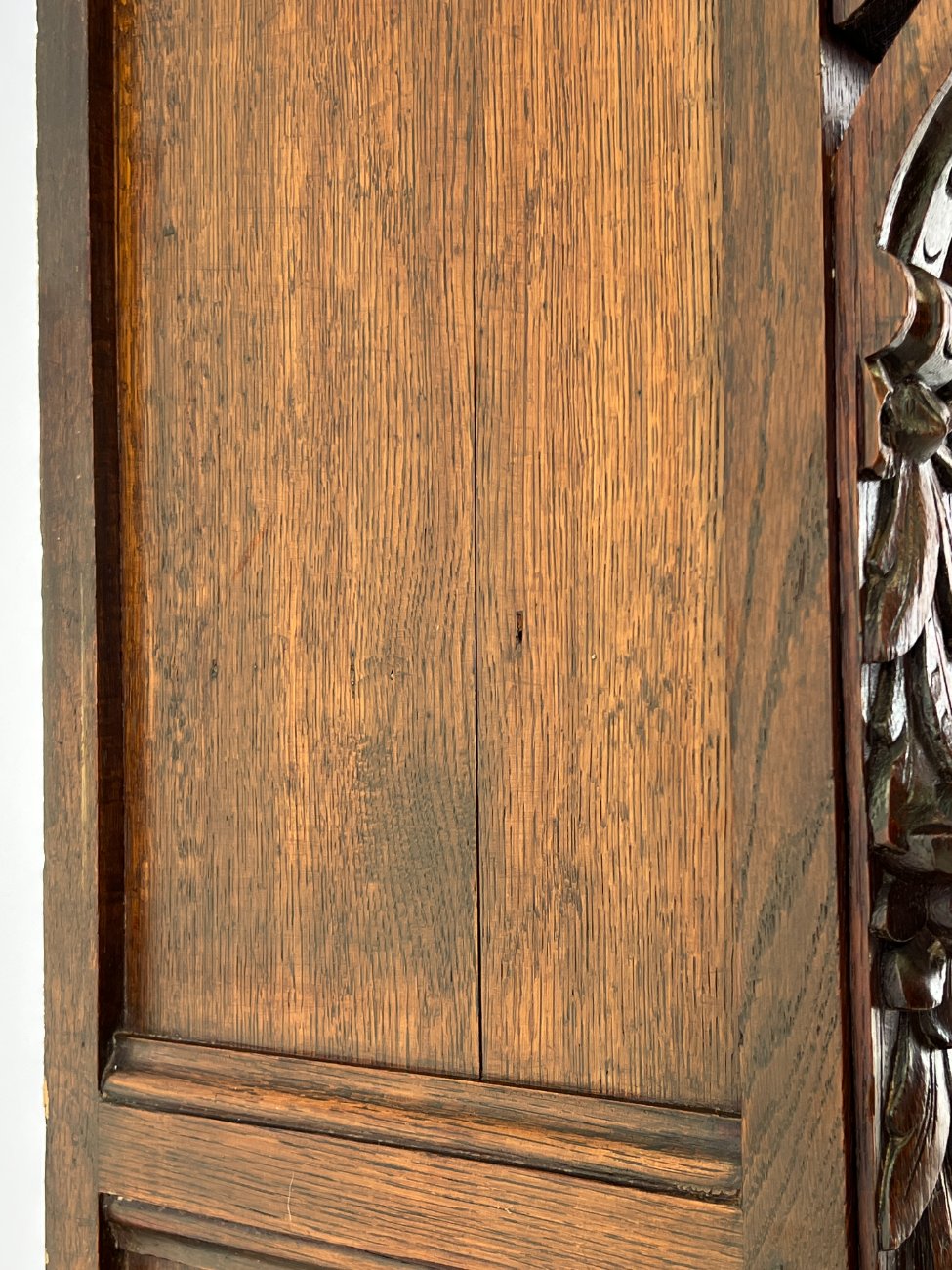 DR0375-bufetai-16 Senovinis ąžuolinis augalų motyvais drožinėtas dviejų dalių bufetas 53x152x242 cm