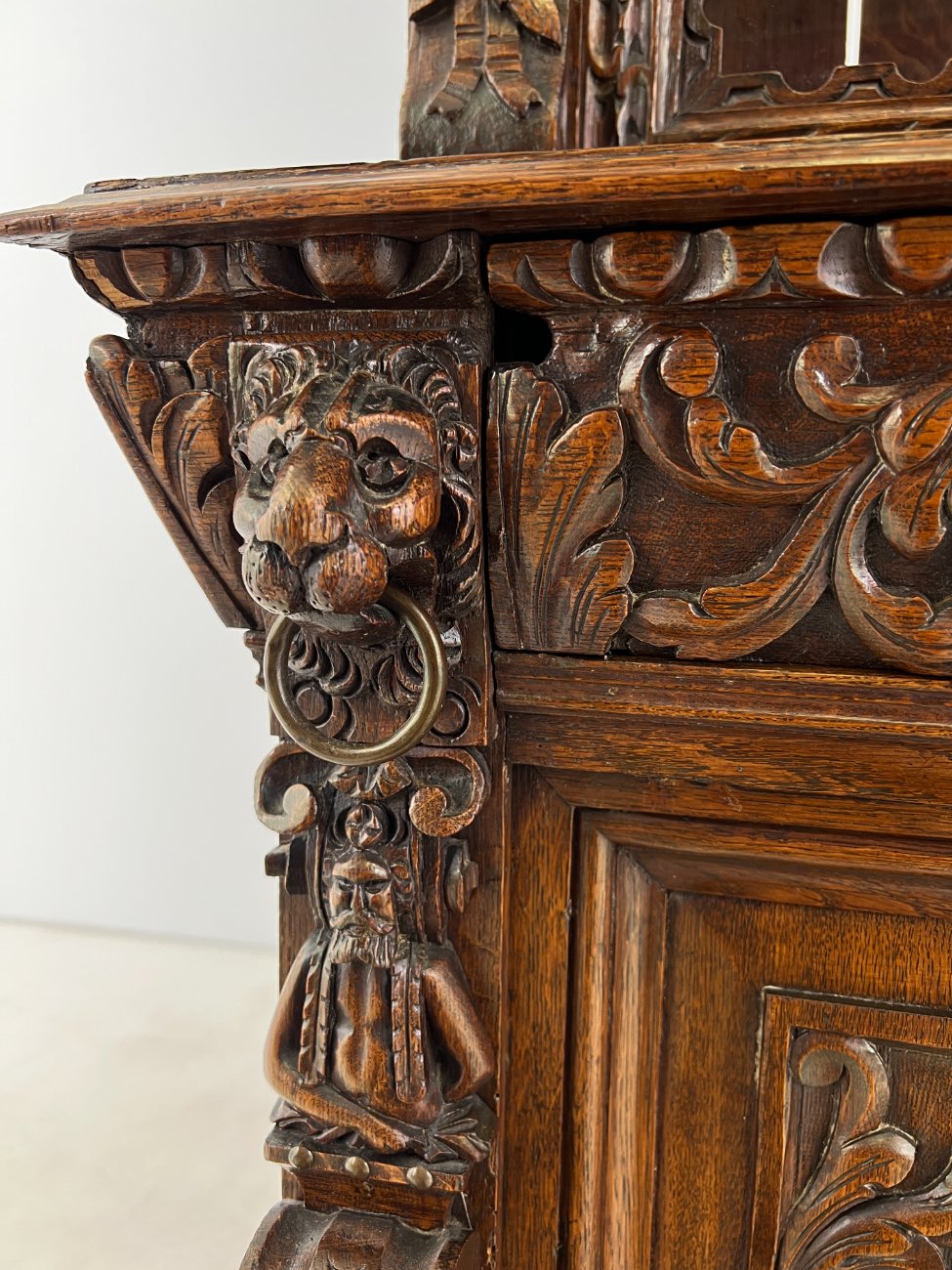 DR0375-bufetai-19 Senovinis ąžuolinis augalų motyvais drožinėtas dviejų dalių bufetas 53x152x242 cm