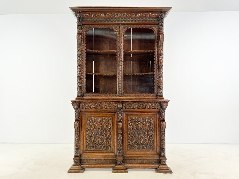 DR0375-bufetai-2 Senovinis ąžuolinis augalų motyvais drožinėtas dviejų dalių bufetas 53x152x242 cm