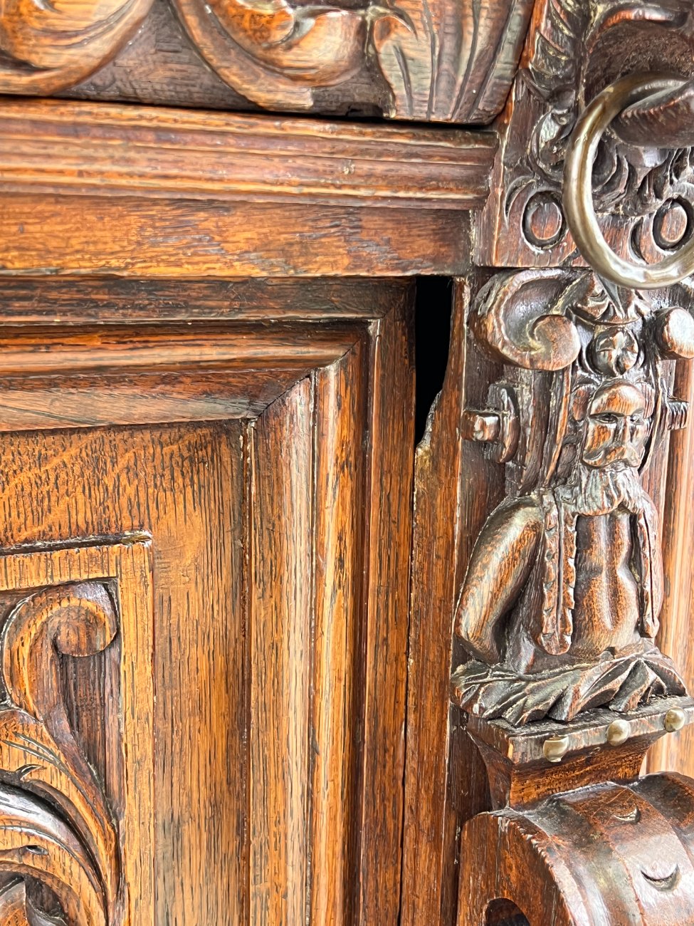 DR0375-bufetai-20 Senovinis ąžuolinis augalų motyvais drožinėtas dviejų dalių bufetas 53x152x242 cm