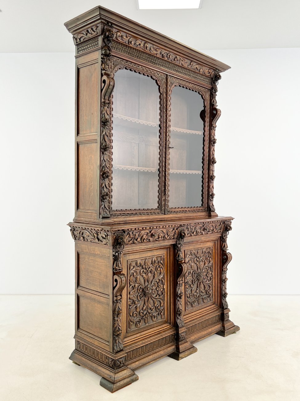 DR0375-bufetai-3 Senovinis ąžuolinis augalų motyvais drožinėtas dviejų dalių bufetas 53x152x242 cm