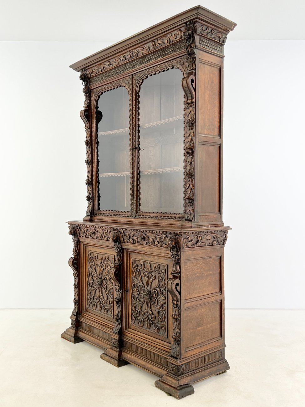 DR0375-bufetai-4 Senovinis ąžuolinis augalų motyvais drožinėtas dviejų dalių bufetas 53x152x242 cm