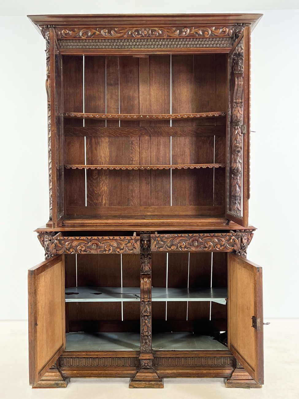 DR0375-bufetai-5 Senovinis ąžuolinis augalų motyvais drožinėtas dviejų dalių bufetas 53x152x242 cm