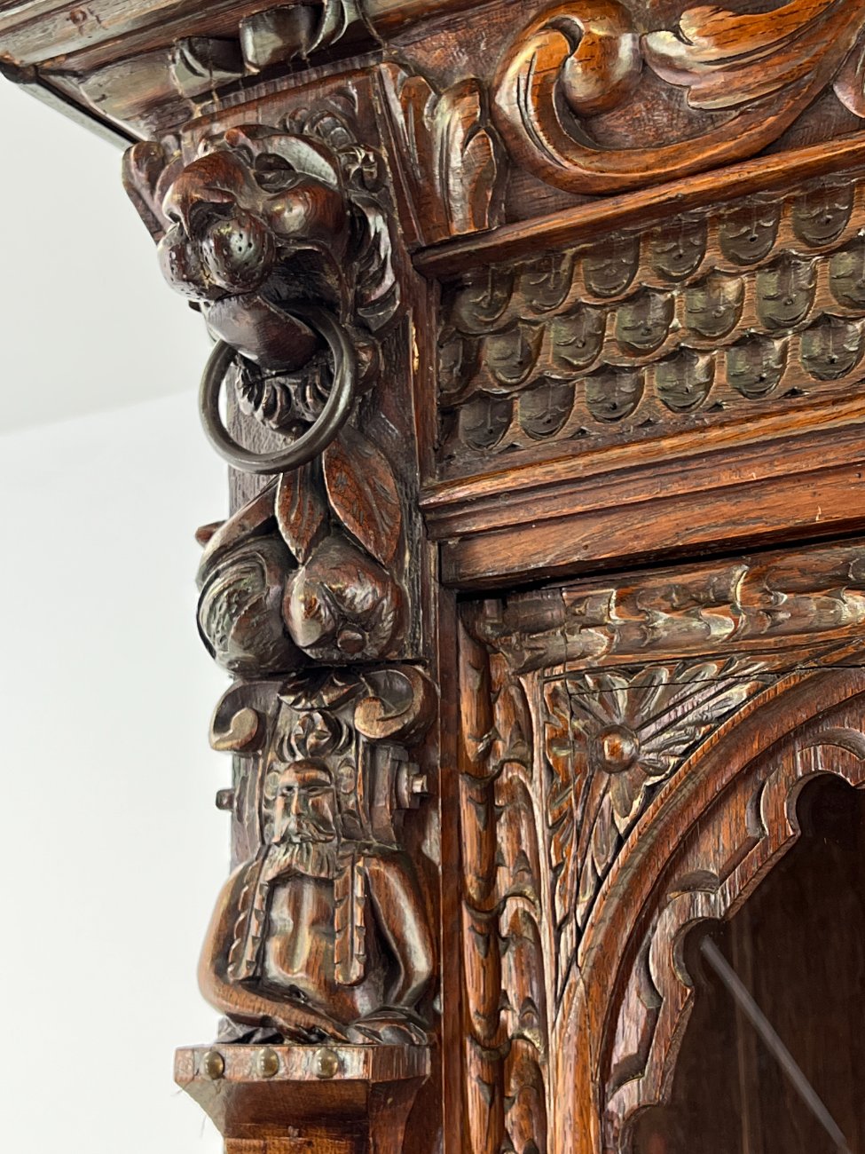 DR0375-bufetai-6 Senovinis ąžuolinis augalų motyvais drožinėtas dviejų dalių bufetas 53x152x242 cm