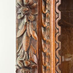 Senovinis ąžuolinis augalų motyvais drožinėtas dviejų dalių bufetas 53x152x242 cm