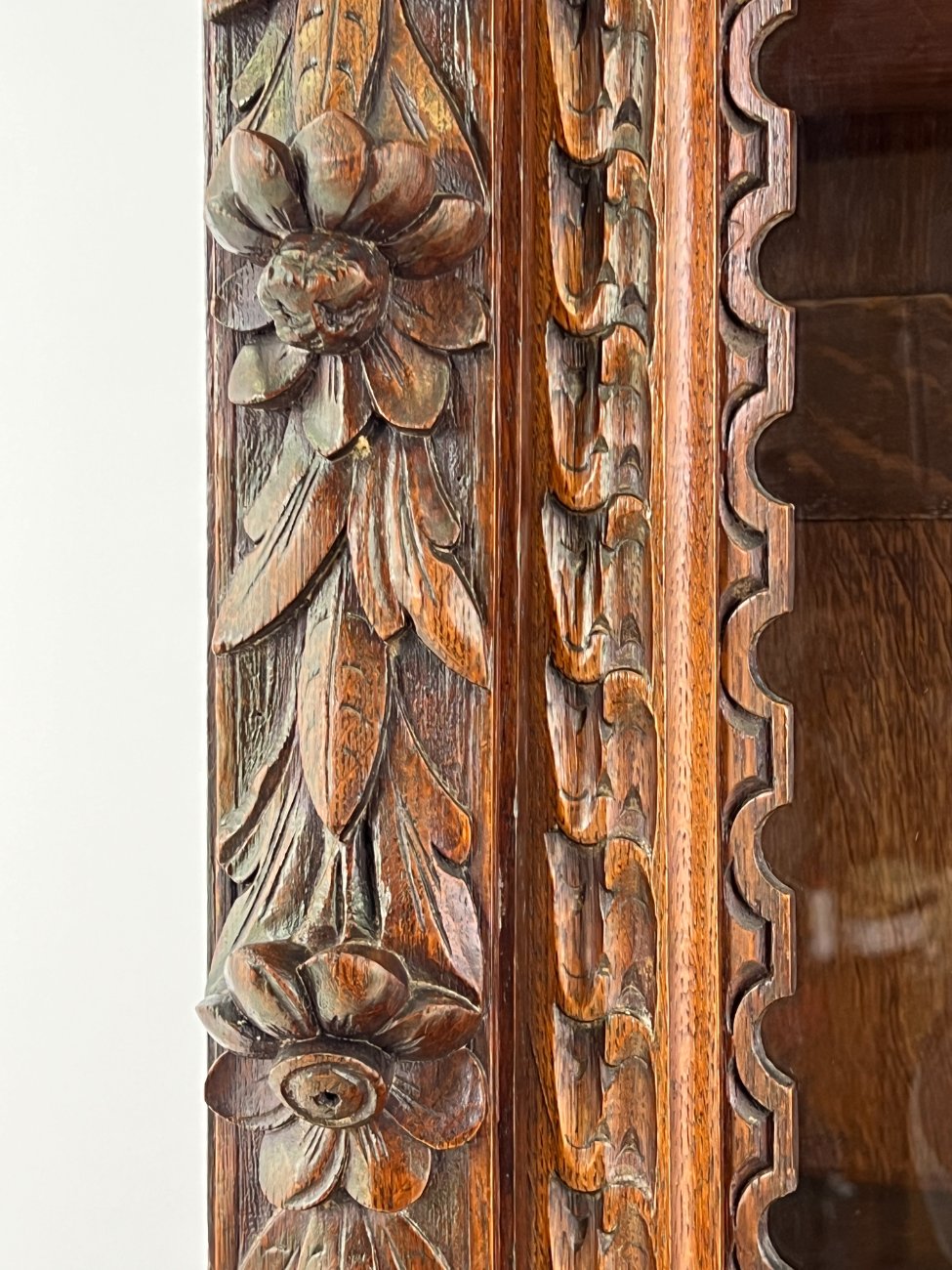 DR0375-bufetai-7 Senovinis ąžuolinis augalų motyvais drožinėtas dviejų dalių bufetas 53x152x242 cm