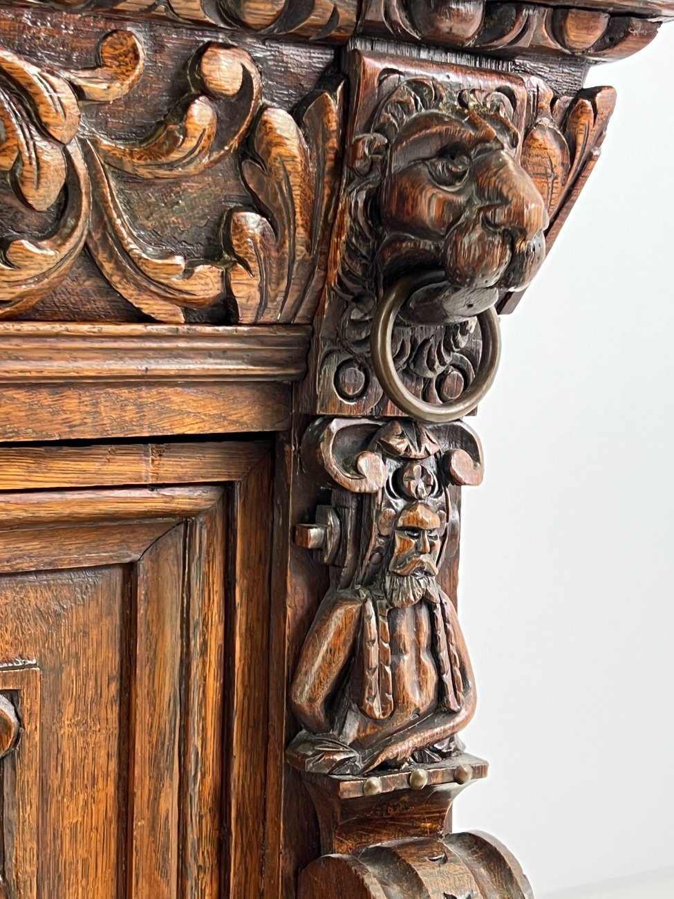 DR0375-bufetai-8 Senovinis ąžuolinis augalų motyvais drožinėtas dviejų dalių bufetas 53x152x242 cm