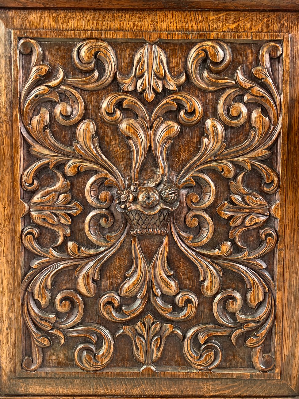 DR0375-bufetai-9 Senovinis ąžuolinis augalų motyvais drožinėtas dviejų dalių bufetas 53x152x242 cm