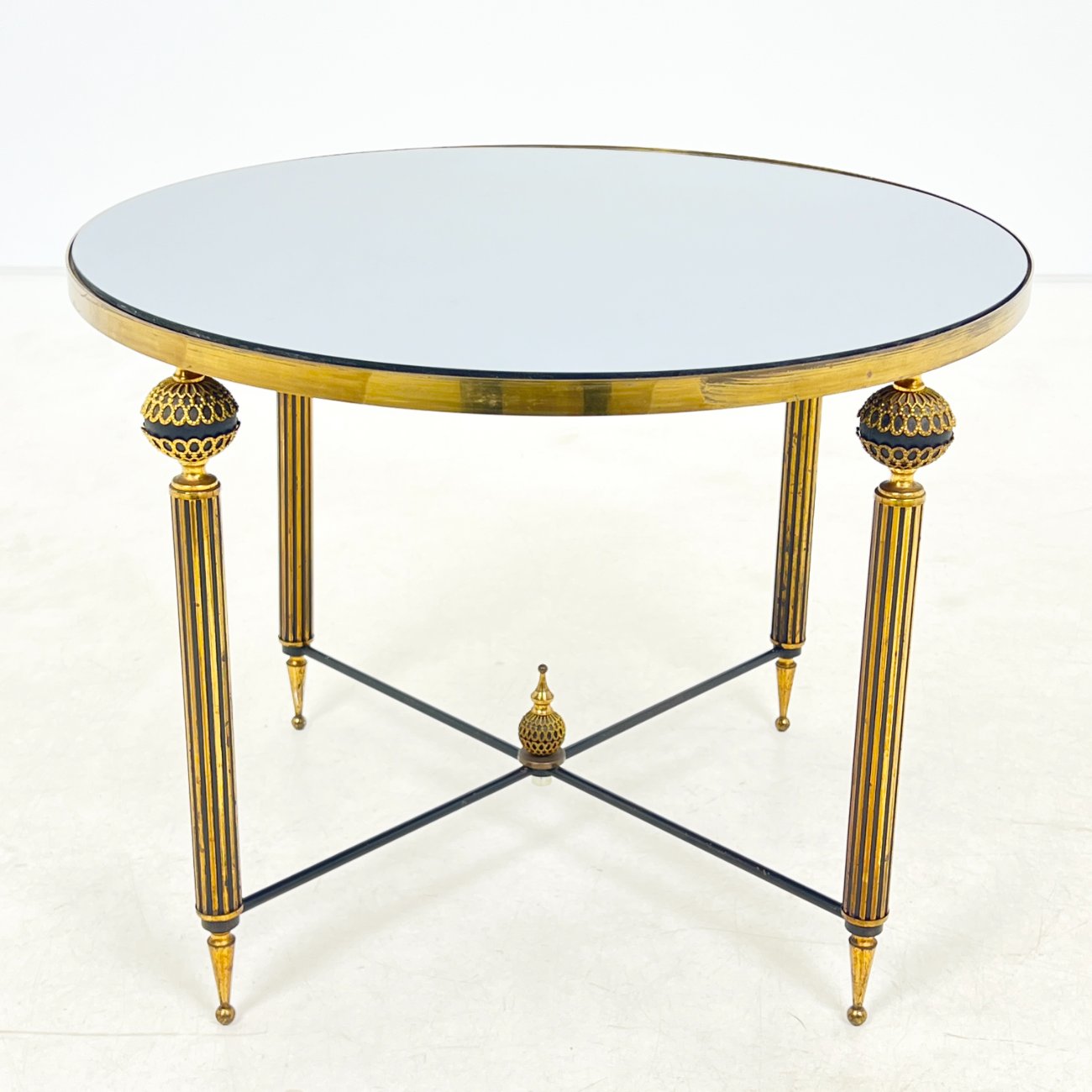 DR0376-stalai-0 Metalinis staliukas tamsinto stiklo veidrodiniu stalviršiumi 63x63x48,5 cm