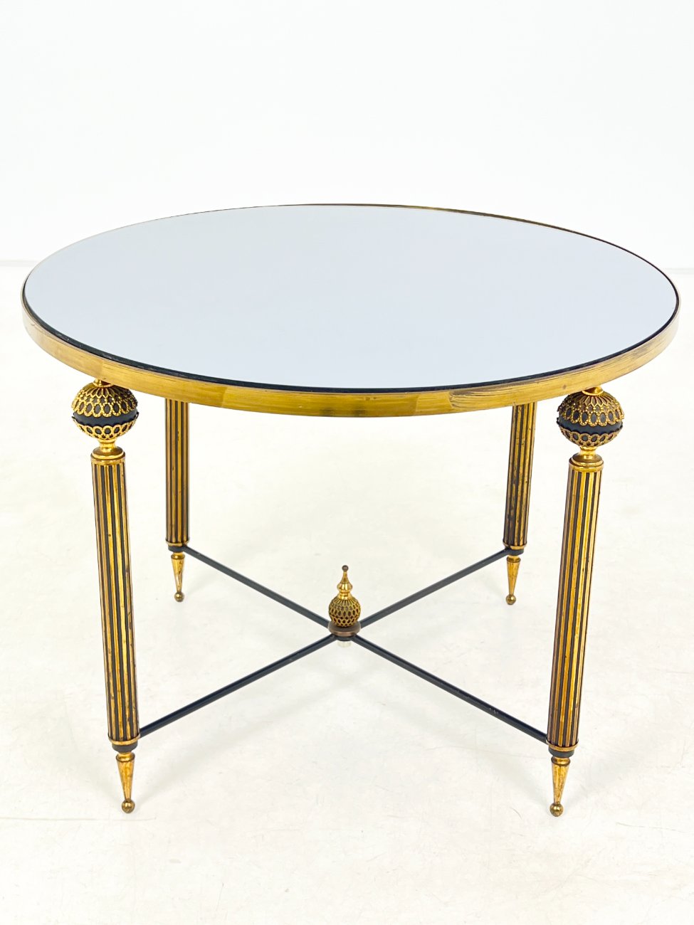 DR0376-stalai-1 Metalinis staliukas tamsinto stiklo veidrodiniu stalviršiumi 63x63x48,5 cm