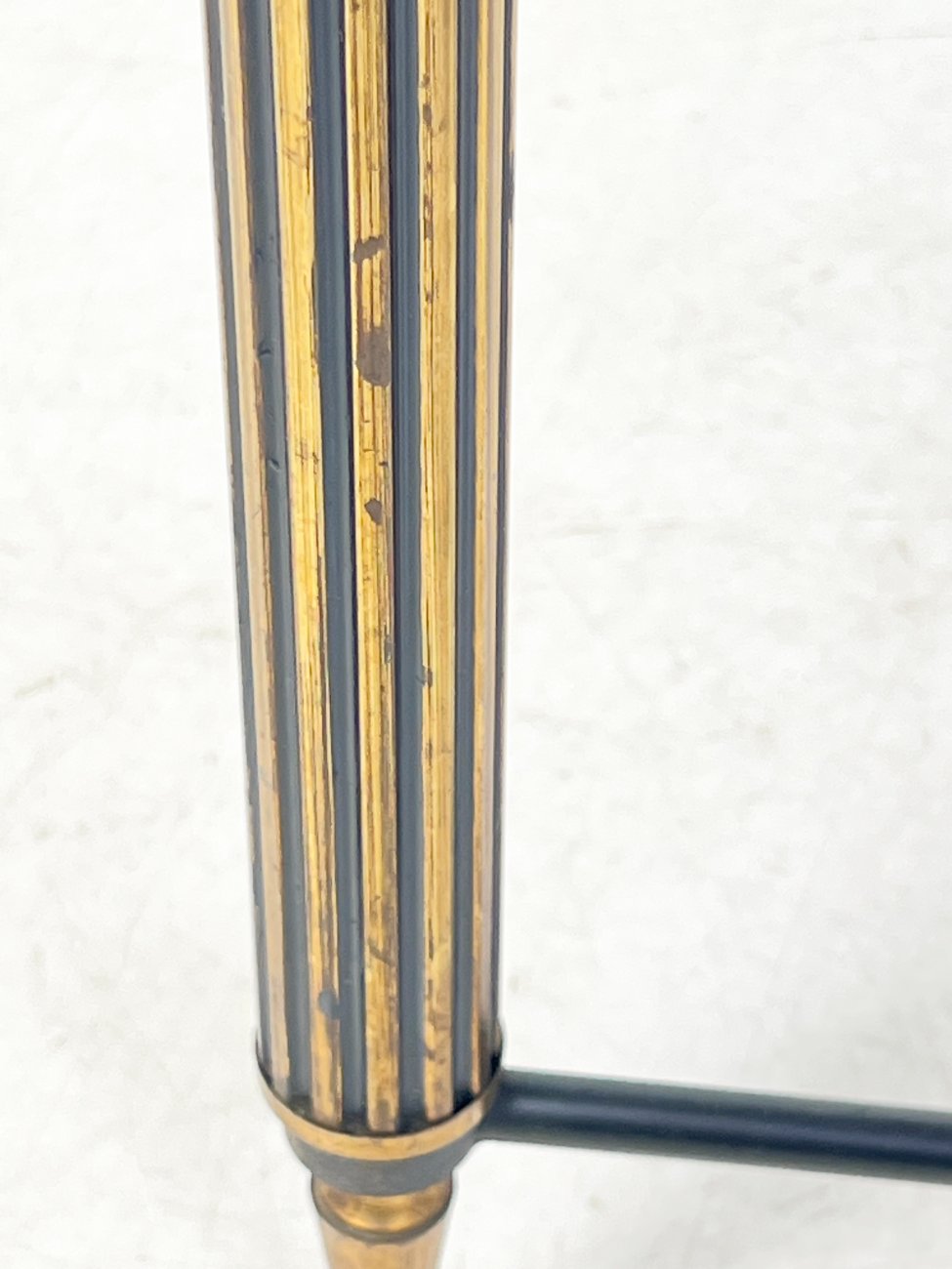 DR0376-stalai-11 Metalinis staliukas tamsinto stiklo veidrodiniu stalviršiumi 63x63x48,5 cm