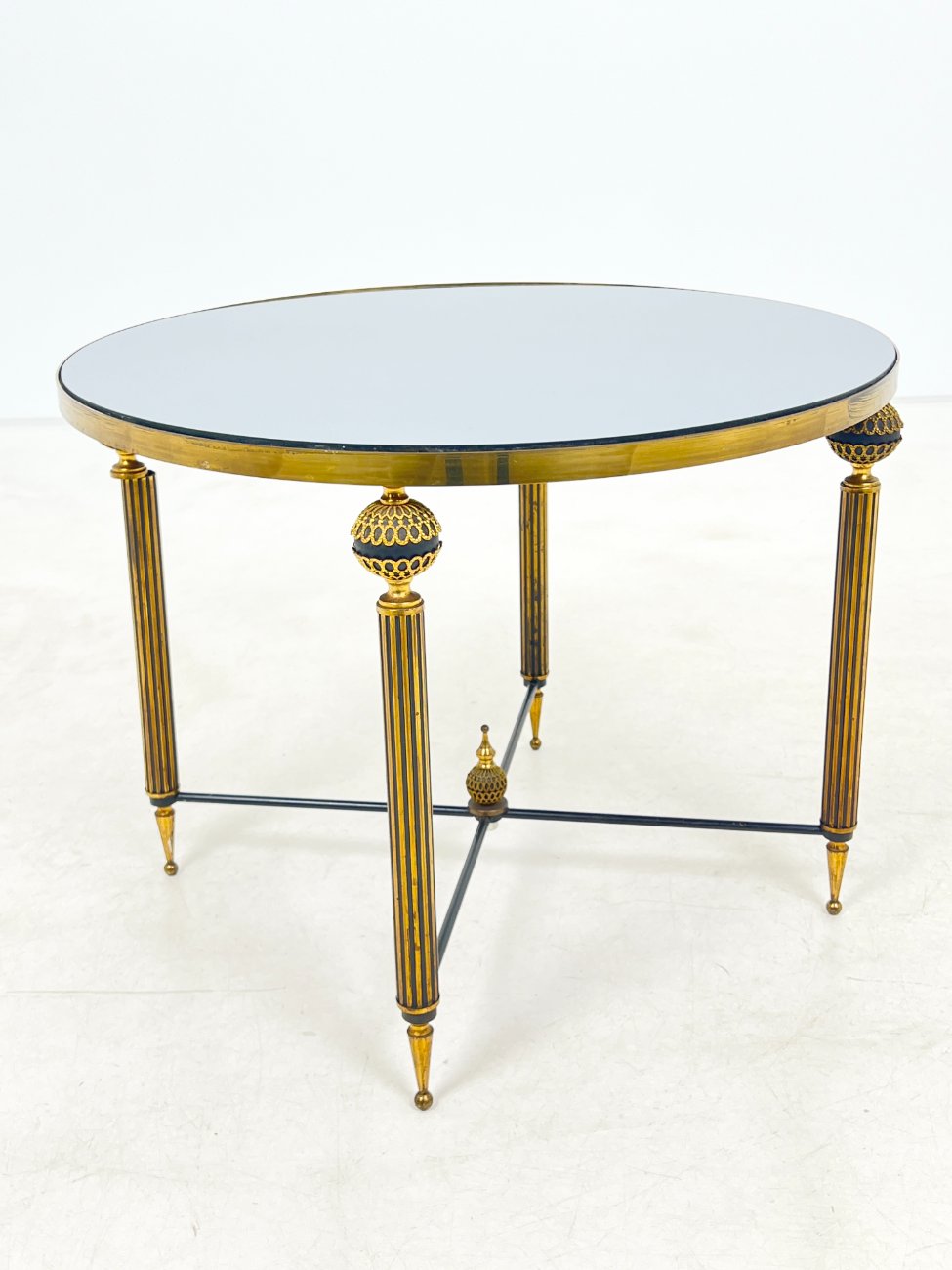 DR0376-stalai-4 Metalinis staliukas tamsinto stiklo veidrodiniu stalviršiumi 63x63x48,5 cm