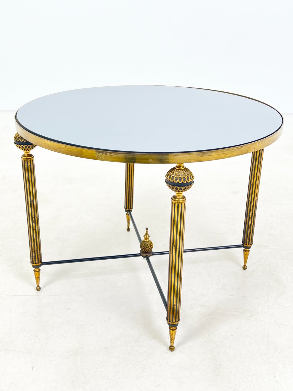 DR0376-stalai-5 Metalinis staliukas tamsinto stiklo veidrodiniu stalviršiumi 63x63x48,5 cm