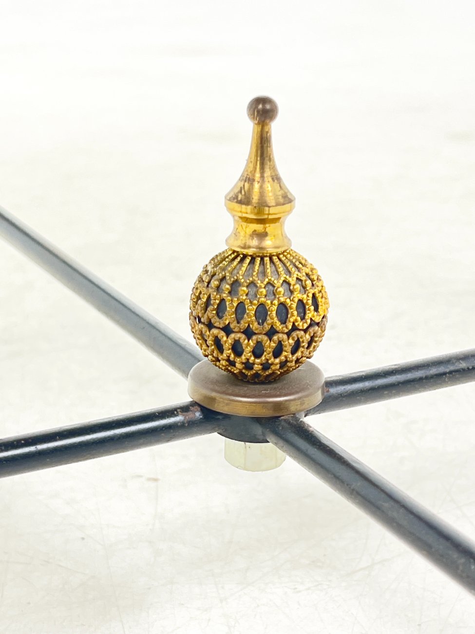 DR0376-stalai-6 Metalinis staliukas tamsinto stiklo veidrodiniu stalviršiumi 63x63x48,5 cm