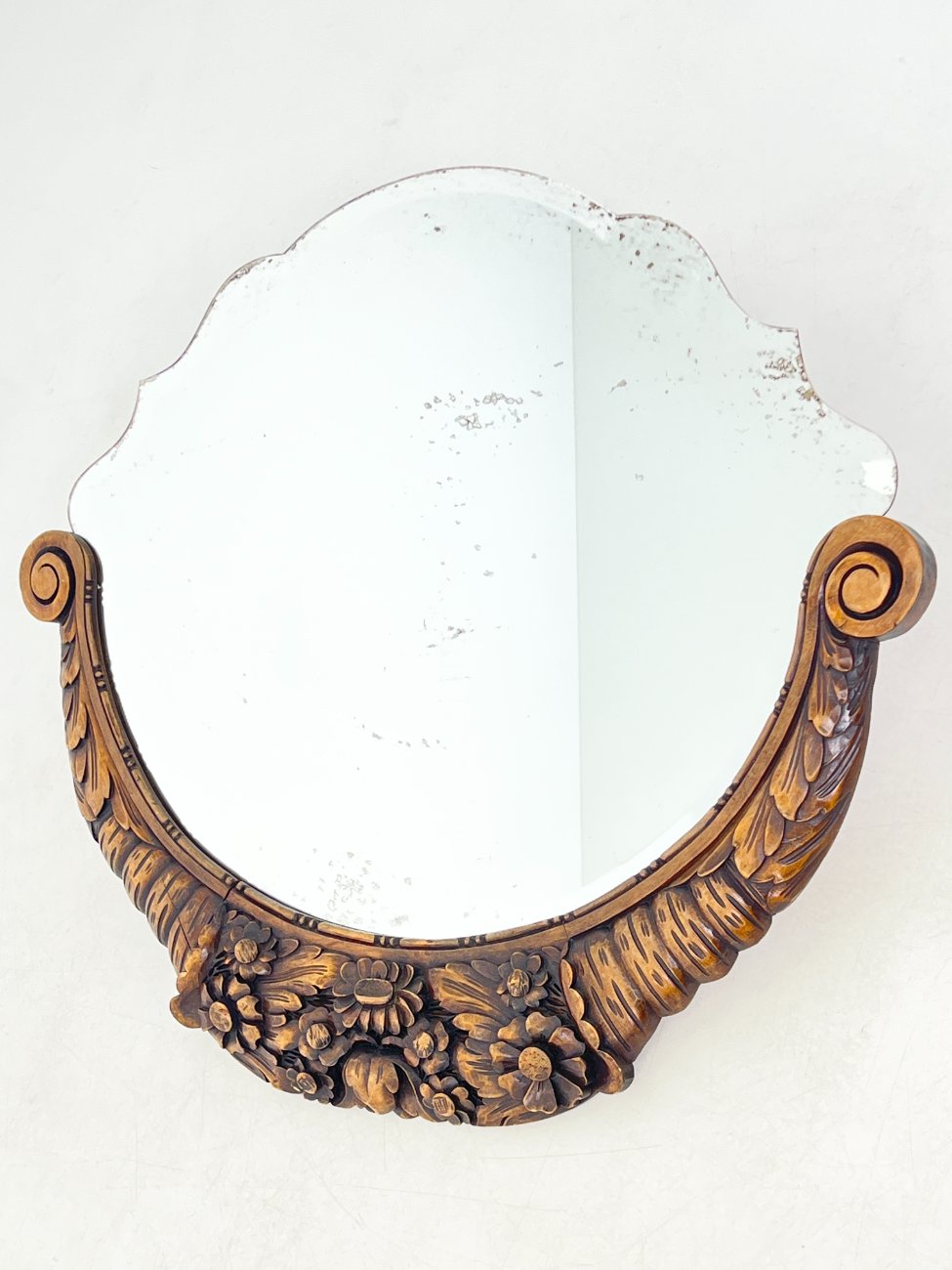 DR0378-veidrodziai-1 Pakabinamas veidrodis gėlių motyvais drožinėtame riešutmedžio rėme 4x88x77 cm