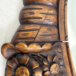 Pakabinamas veidrodis gėlių motyvais drožinėtame riešutmedžio rėme 4x88x77 cm