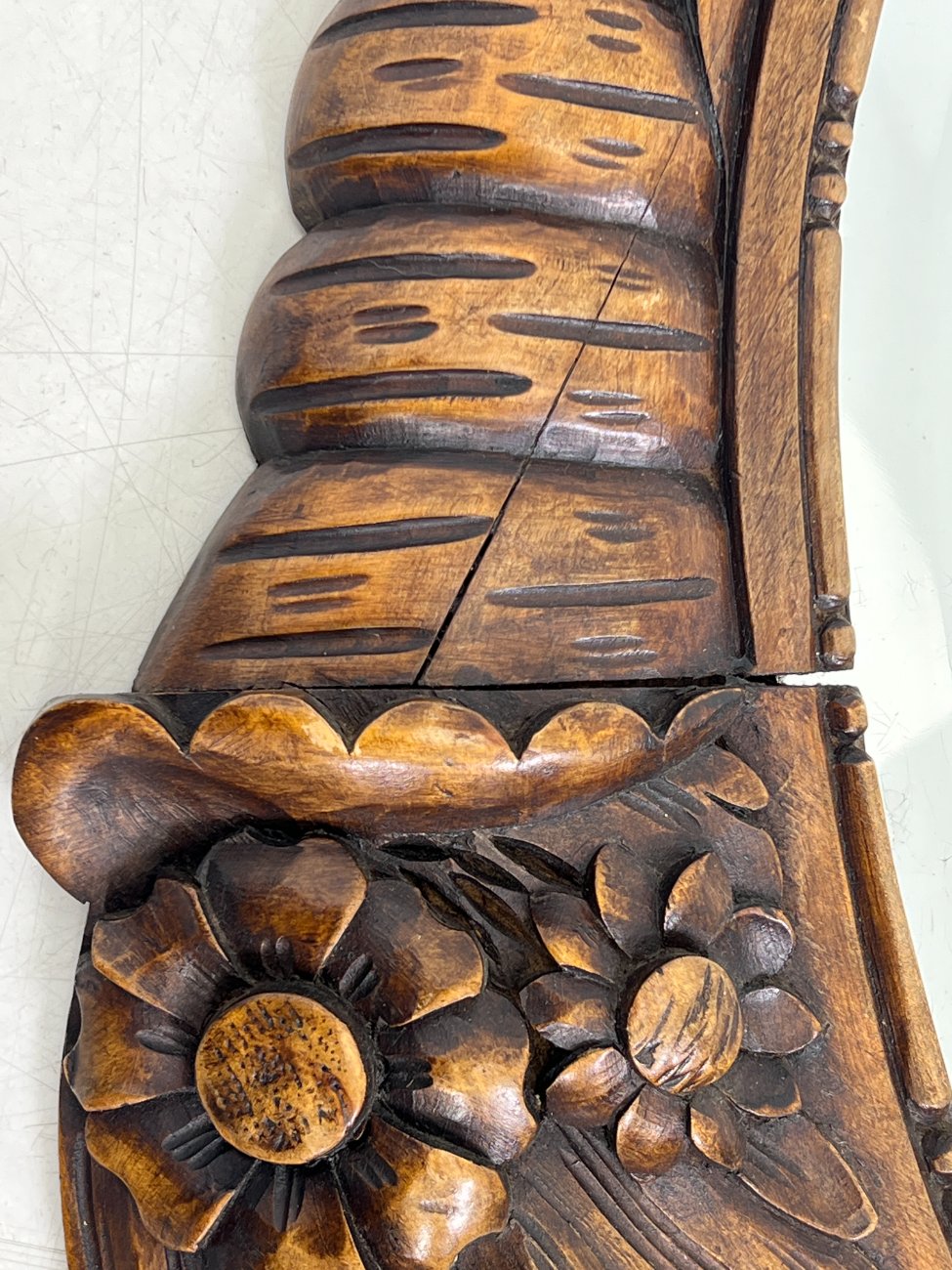 DR0378-veidrodziai-11 Pakabinamas veidrodis gėlių motyvais drožinėtame riešutmedžio rėme 4x88x77 cm