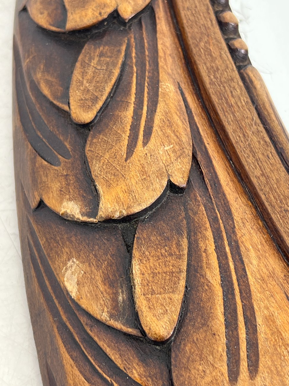 DR0378-veidrodziai-12 Pakabinamas veidrodis gėlių motyvais drožinėtame riešutmedžio rėme 4x88x77 cm