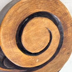 Pakabinamas veidrodis gėlių motyvais drožinėtame riešutmedžio rėme 4x88x77 cm