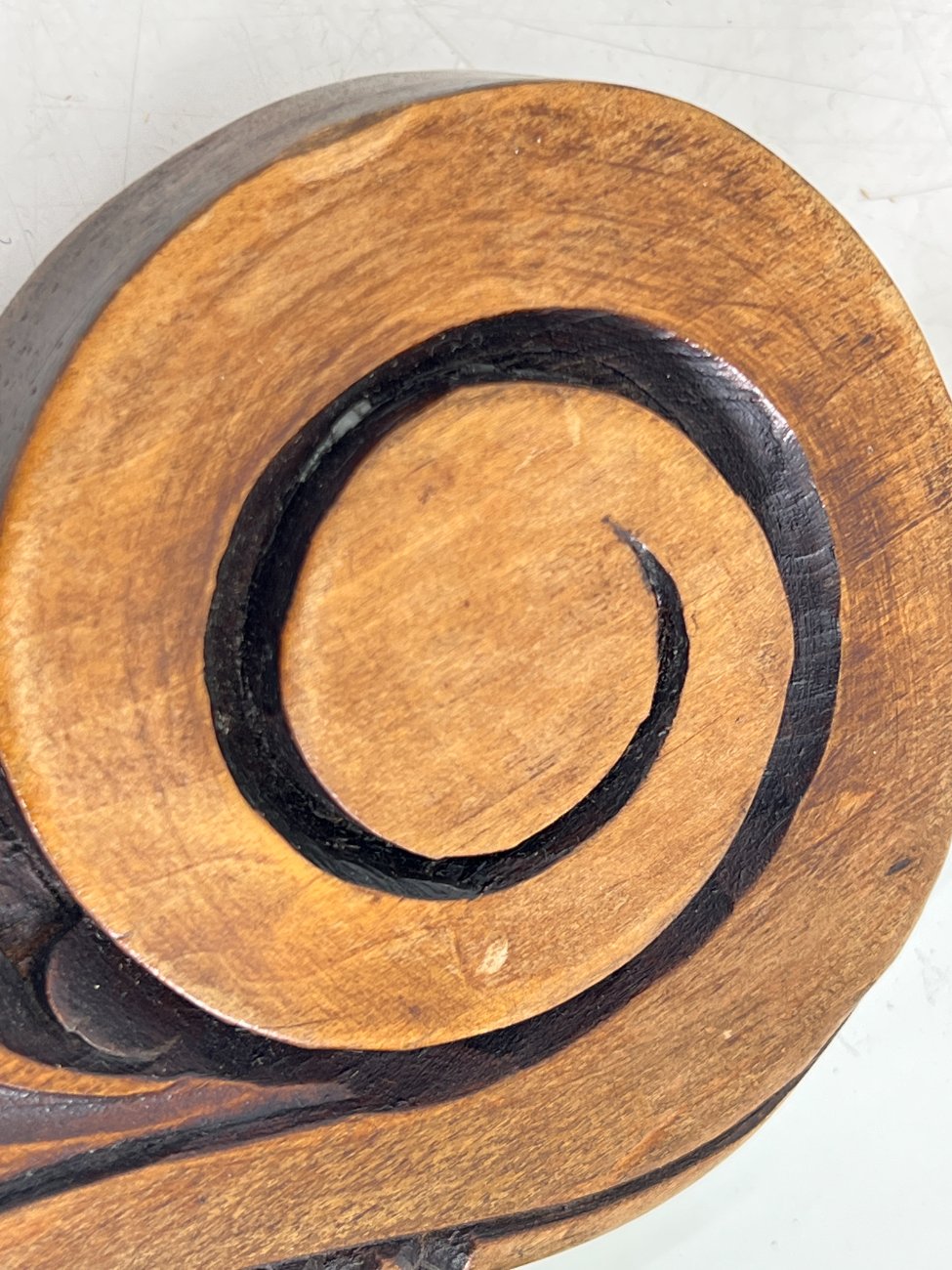 DR0378-veidrodziai-13 Pakabinamas veidrodis gėlių motyvais drožinėtame riešutmedžio rėme 4x88x77 cm