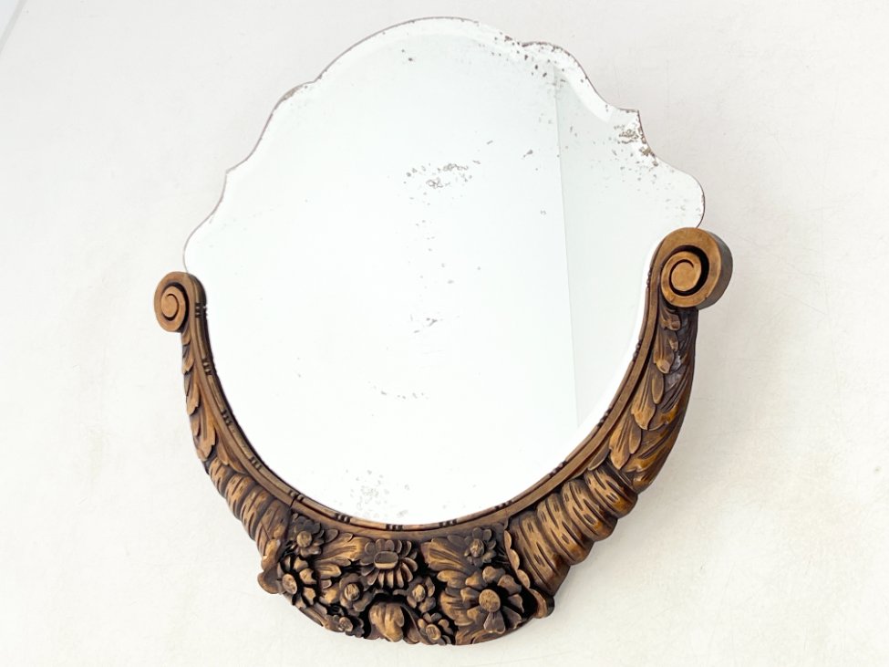 DR0378-veidrodziai-2 Pakabinamas veidrodis gėlių motyvais drožinėtame riešutmedžio rėme 4x88x77 cm