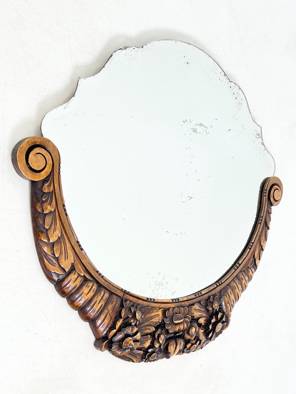 DR0378-veidrodziai-3 Pakabinamas veidrodis gėlių motyvais drožinėtame riešutmedžio rėme 4x88x77 cm